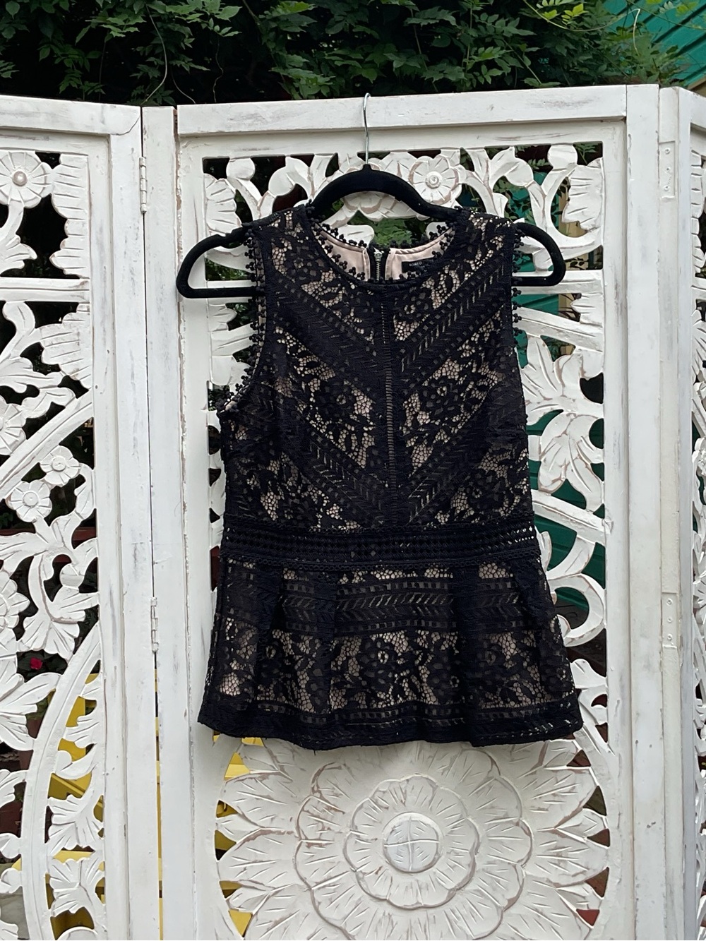 Romeo + Juliet Couture Black Lace Sleeveless Top